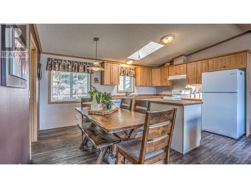 4460 73 Avenue Ne, Salmon Arm, BC - Indoor Photo Showing Kitchen