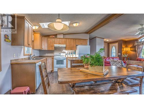 4460 73 Avenue Ne, Salmon Arm, BC - Indoor Photo Showing Kitchen With Double Sink