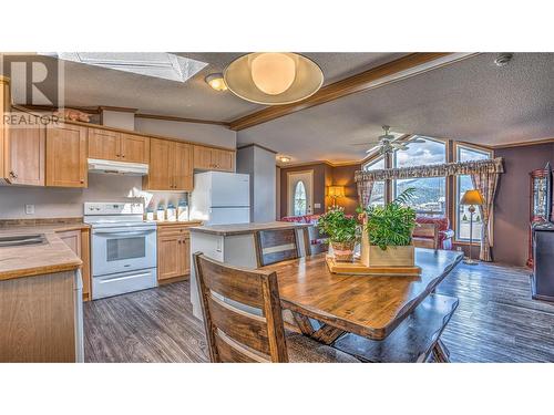 4460 73 Avenue Ne, Salmon Arm, BC - Indoor Photo Showing Kitchen