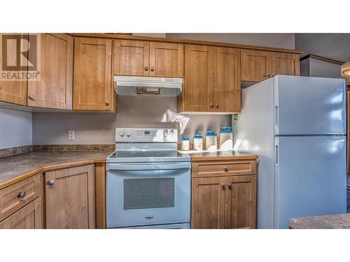 4460 73 Avenue Ne, Salmon Arm, BC - Indoor Photo Showing Kitchen