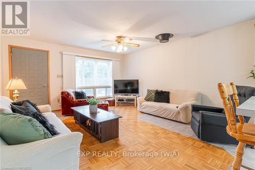 27 Bell Drive, Northern Bruce Peninsula, ON - Indoor Photo Showing Living Room