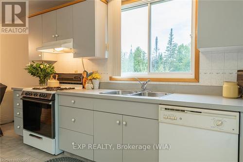 27 Bell Drive, Northern Bruce Peninsula, ON - Indoor Photo Showing Kitchen With Double Sink