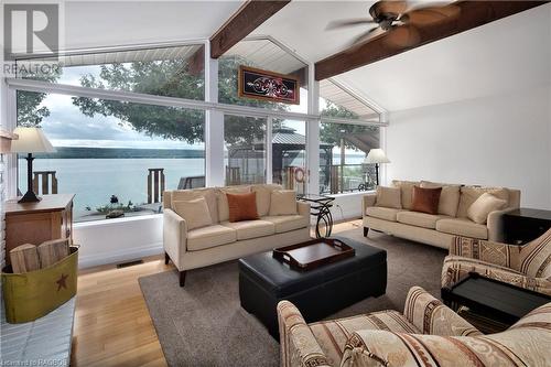 2 1St Ave, South Bruce Peninsula, ON - Indoor Photo Showing Living Room