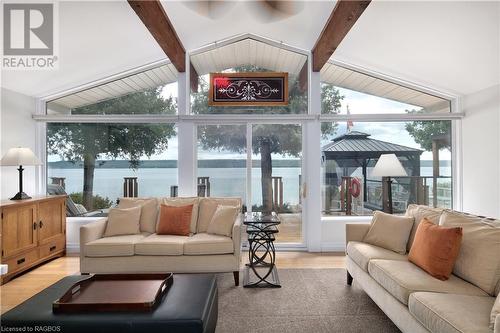 2 1St Ave, South Bruce Peninsula, ON - Indoor Photo Showing Living Room