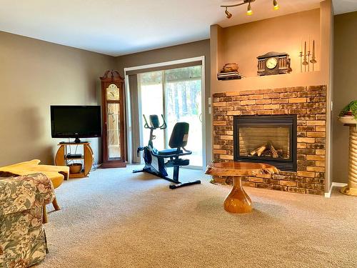 370 Prospect Drive, Grand Forks, BC - Indoor Photo Showing Living Room With Fireplace