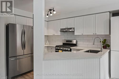 1728 Woodgate Trail, Oshawa (Samac), ON - Indoor Photo Showing Kitchen With Upgraded Kitchen