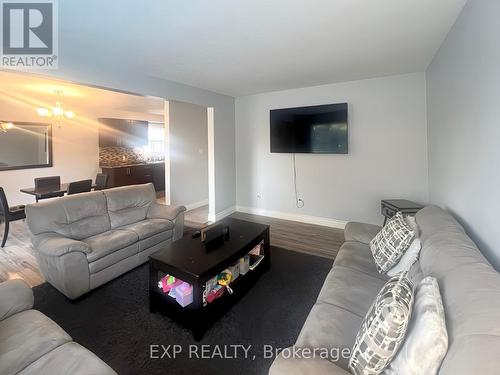 Middle floor living room - 82 Carnaby Crescent, Kitchener, ON - Indoor Photo Showing Living Room