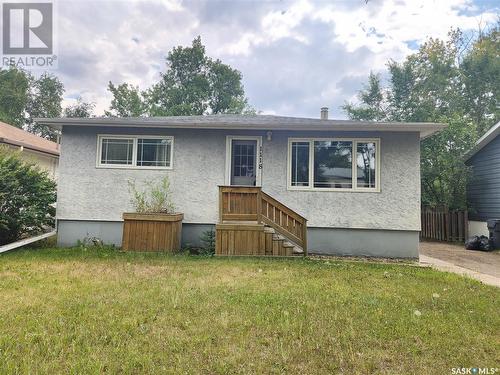 1118 Park Avenue, Weyburn, SK - Outdoor