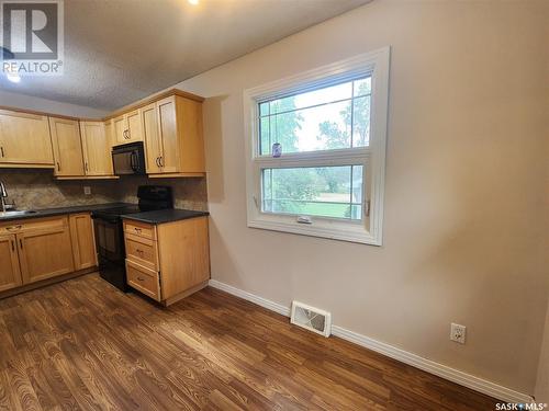 1118 Park Avenue, Weyburn, SK - Indoor Photo Showing Kitchen