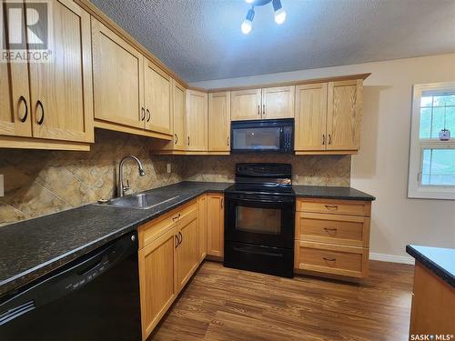 1118 Park Avenue, Weyburn, SK - Indoor Photo Showing Kitchen