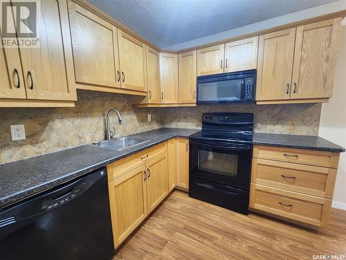 1118 Park Avenue, Weyburn, SK - Indoor Photo Showing Kitchen