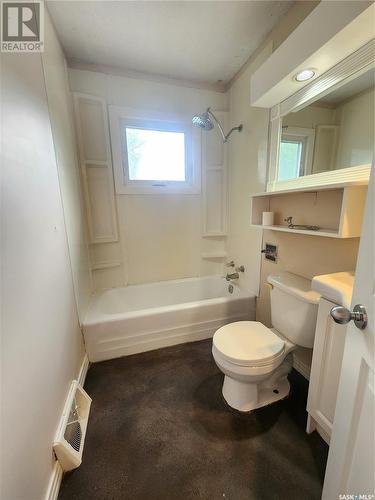 1118 Park Avenue, Weyburn, SK - Indoor Photo Showing Bathroom