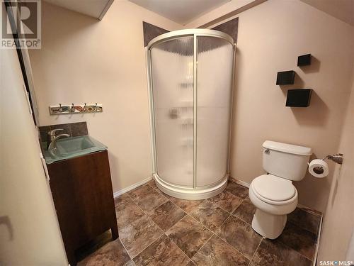 1118 Park Avenue, Weyburn, SK - Indoor Photo Showing Bathroom