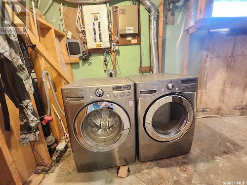 1118 Park Avenue, Weyburn, SK - Indoor Photo Showing Laundry Room