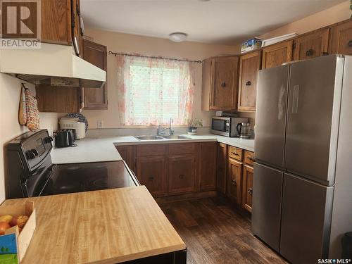 607 97Th Avenue, Tisdale, SK - Indoor Photo Showing Kitchen With Double Sink