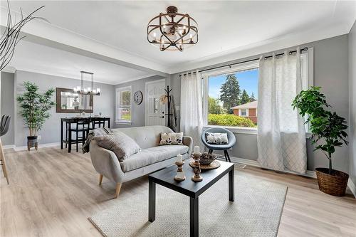 77 Inchlee Drive, Hamilton, ON - Indoor Photo Showing Living Room