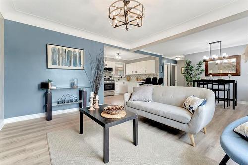 77 Inchlee Drive, Hamilton, ON - Indoor Photo Showing Living Room