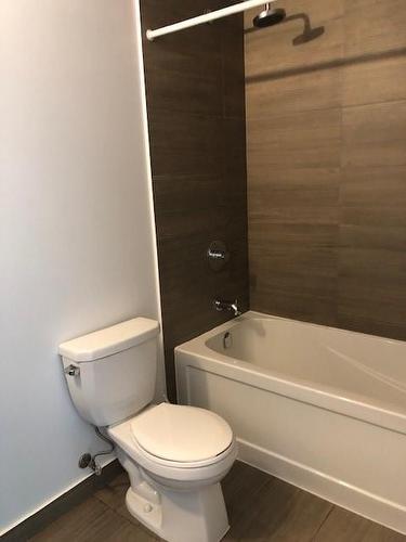 4-pce ensuite - 2560 Eglinton Avenue W|Unit #904, Mississauga, ON - Indoor Photo Showing Bathroom