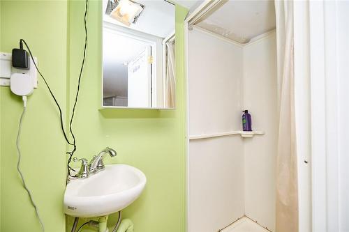 6073 Dixon Street, Niagara Falls, ON - Indoor Photo Showing Bathroom