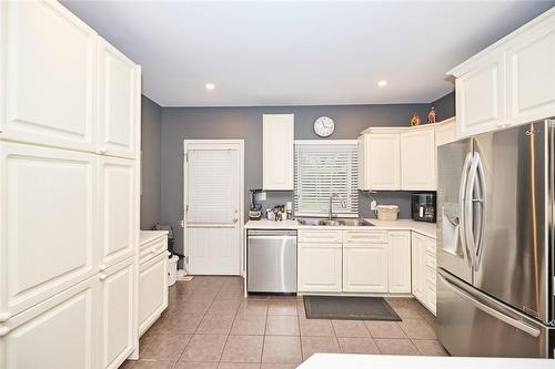 6073 Dixon Street, Niagara Falls, ON - Indoor Photo Showing Kitchen