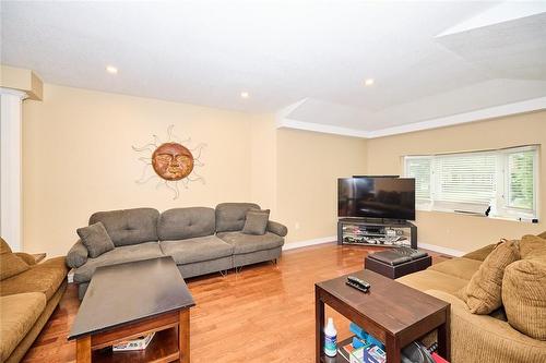 6073 Dixon Street, Niagara Falls, ON - Indoor Photo Showing Living Room