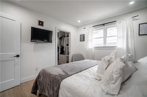 316 East 42Nd Street, Hamilton, ON - Indoor Photo Showing Bedroom