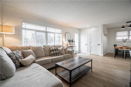 316 East 42Nd Street, Hamilton, ON - Indoor Photo Showing Living Room