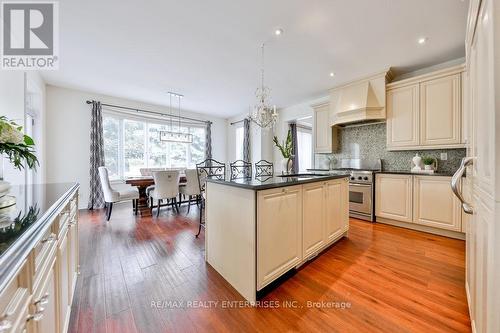 585 Hancock Way, Mississauga (Lorne Park), ON - Indoor Photo Showing Kitchen With Upgraded Kitchen