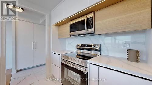 1811 - 3077 Weston Road, Toronto (Humberlea-Pelmo Park), ON - Indoor Photo Showing Kitchen