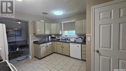 1510 Lorne Avenue, Saskatoon, SK - Indoor Photo Showing Kitchen With Double Sink