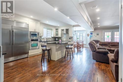 24 Spartan Avenue, Hamilton (Stoney Creek Industrial), ON - Indoor Photo Showing Kitchen With Upgraded Kitchen