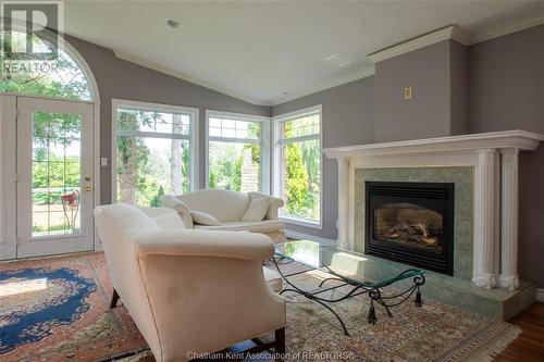 419 King Street West, Chatham, ON - Indoor Photo Showing Living Room With Fireplace