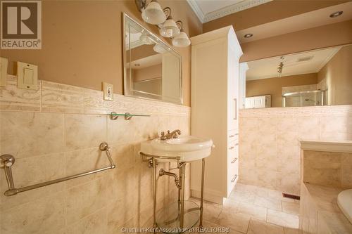 419 King Street West, Chatham, ON - Indoor Photo Showing Bathroom