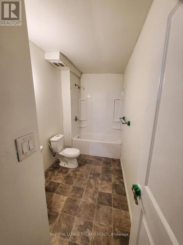 6566 Drummond Road, Niagara Falls, ON - Indoor Photo Showing Bathroom