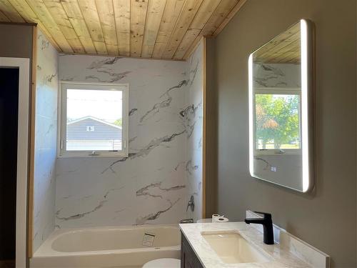 59 Second Avenue, Swan River, MB - Indoor Photo Showing Bathroom