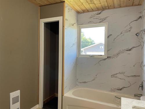 59 Second Avenue, Swan River, MB - Indoor Photo Showing Bathroom