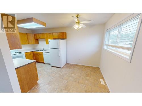 2504 12Th  N Street Unit# 1, Cranbrook, BC - Indoor Photo Showing Kitchen With Double Sink