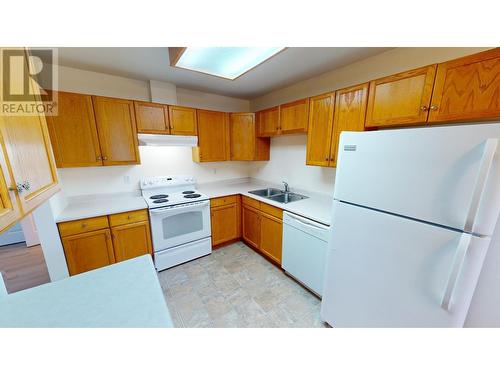 2504 12Th  N Street Unit# 1, Cranbrook, BC - Indoor Photo Showing Kitchen With Double Sink