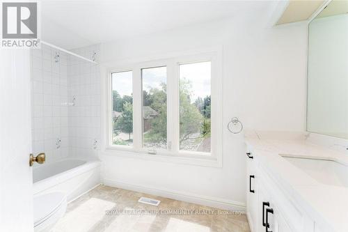 452 Alex Doner Drive, Newmarket (Glenway Estates), ON - Indoor Photo Showing Bathroom