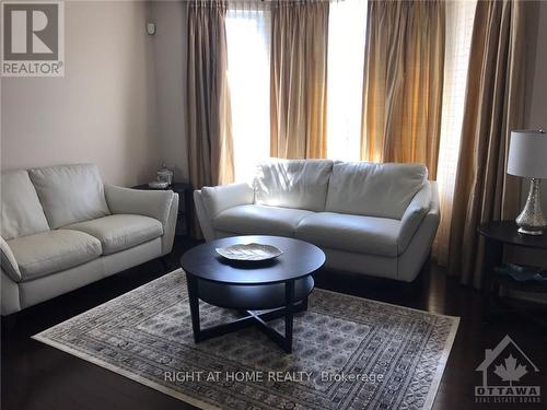 129 Rocky Hill Drive, Ottawa, ON - Indoor Photo Showing Living Room