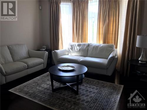 129 Rocky Hill Drive, Ottawa, ON - Indoor Photo Showing Living Room