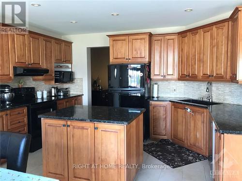 129 Rocky Hill Drive, Ottawa, ON - Indoor Photo Showing Kitchen