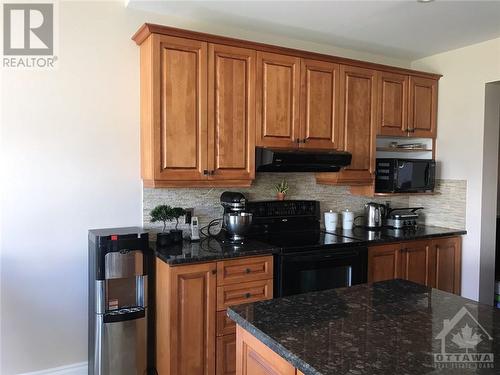 129 Rocky Hill Drive, Ottawa, ON - Indoor Photo Showing Kitchen