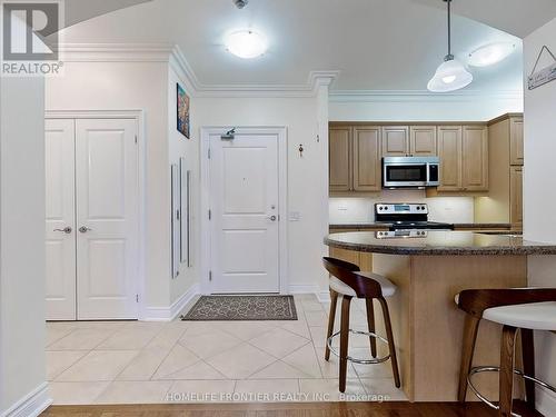 305 - 9519 Keele Street, Vaughan (Maple), ON - Indoor Photo Showing Kitchen