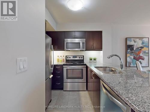 820 - 25 Lower Simcoe Street, Toronto (Waterfront Communities), ON - Indoor Photo Showing Kitchen With Double Sink With Upgraded Kitchen