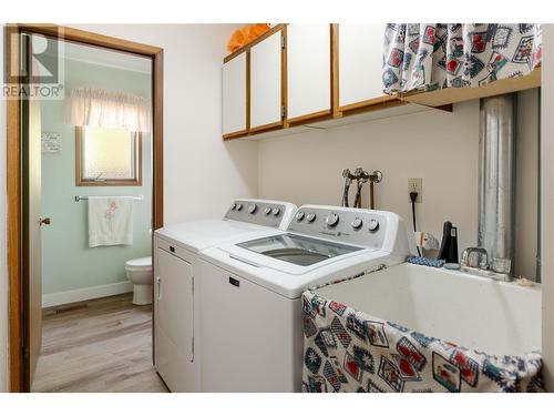 325 Yates Road, Kelowna, BC - Indoor Photo Showing Laundry Room