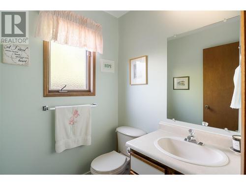 325 Yates Road, Kelowna, BC - Indoor Photo Showing Bathroom