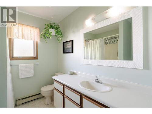 325 Yates Road, Kelowna, BC - Indoor Photo Showing Bathroom