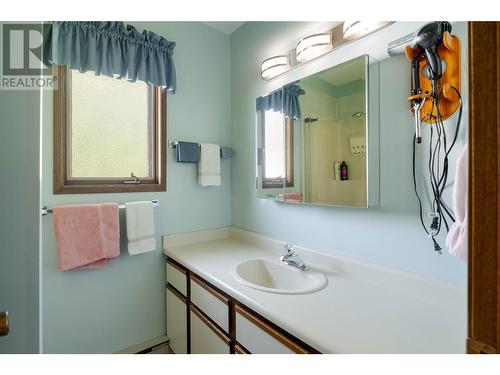 325 Yates Road, Kelowna, BC - Indoor Photo Showing Bathroom