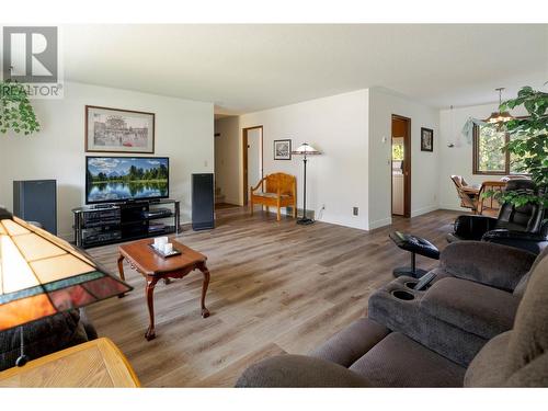 325 Yates Road, Kelowna, BC - Indoor Photo Showing Living Room